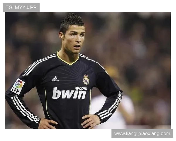 荣耀时刻 C罗赛前领取沙特联上轮最佳进球奖杯展现超凡实力